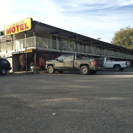 Lumby Twin Creeks Motel מראה חיצוני תמונה