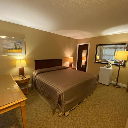 Lumby Twin Creeks Motel מראה חיצוני תמונה