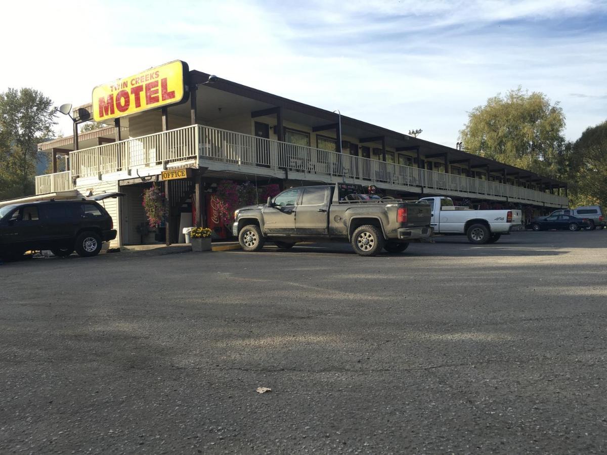 Lumby Twin Creeks Motel מראה חיצוני תמונה