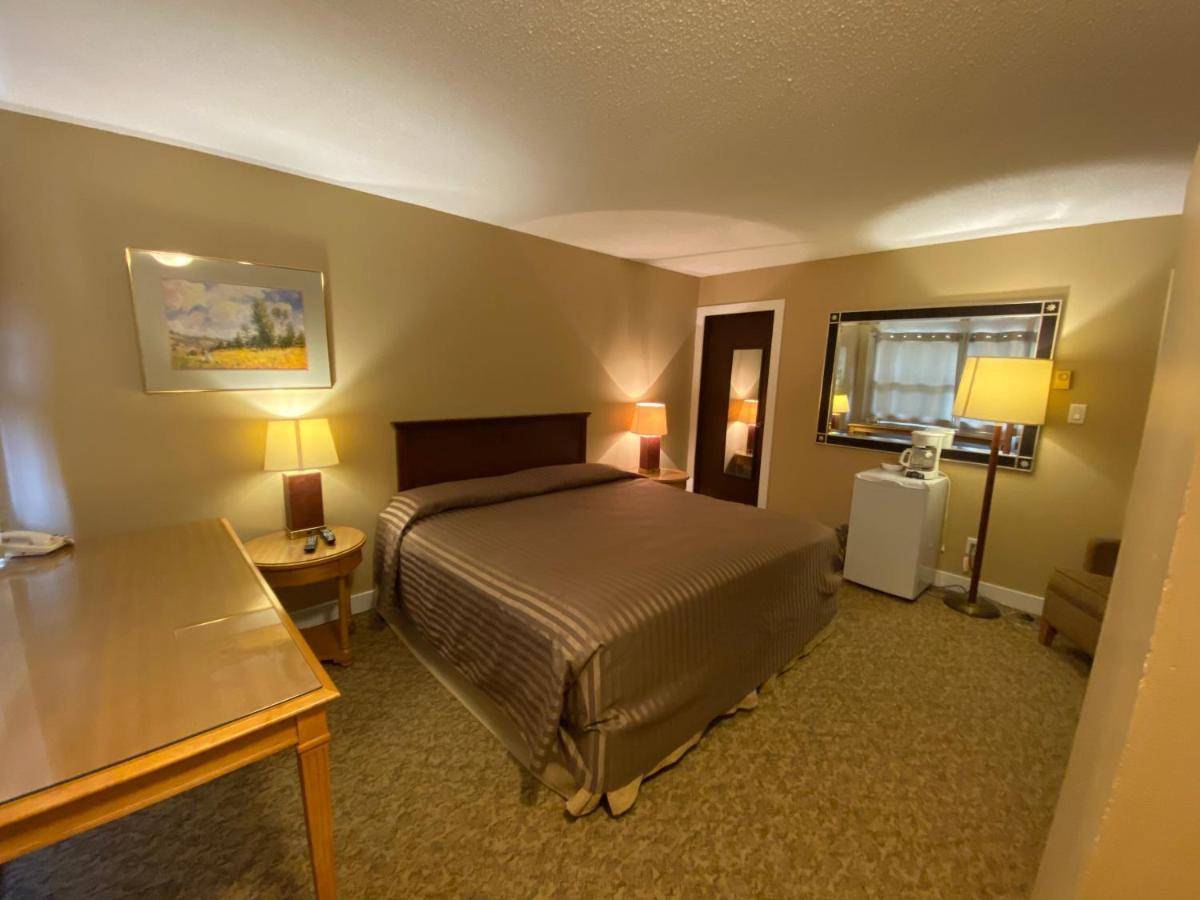 Lumby Twin Creeks Motel מראה חיצוני תמונה