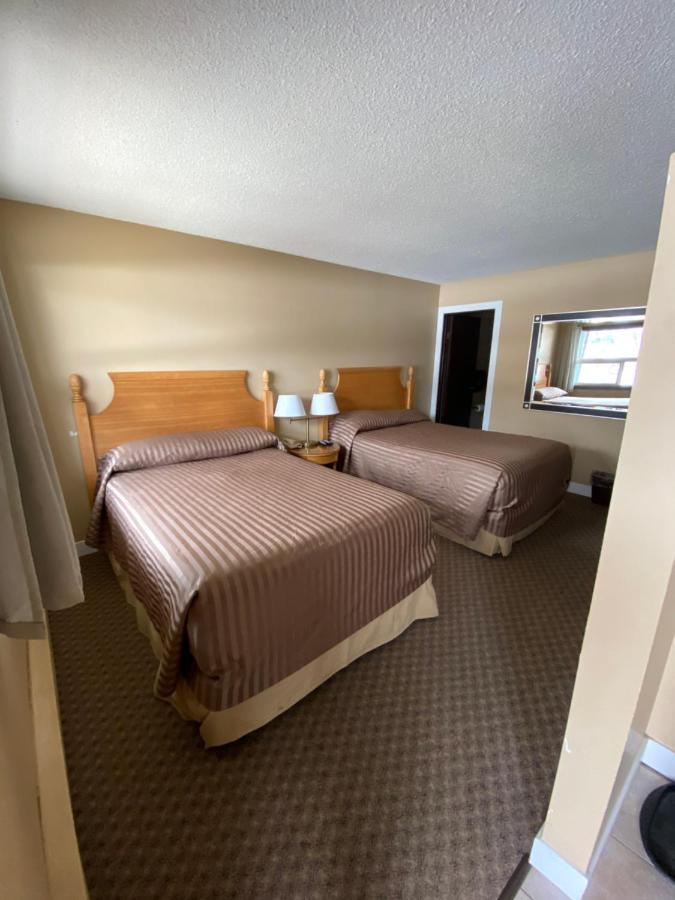 Lumby Twin Creeks Motel מראה חיצוני תמונה